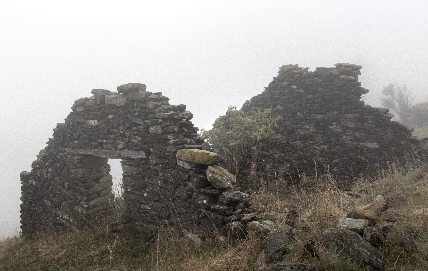 Ruinas de piedra envueltas en una niebla densa, representando las mazmorras y secretos de Hadea. Ruinas de piedra envueltas en una niebla densa, representando las mazmorras y secretos de Hadea.