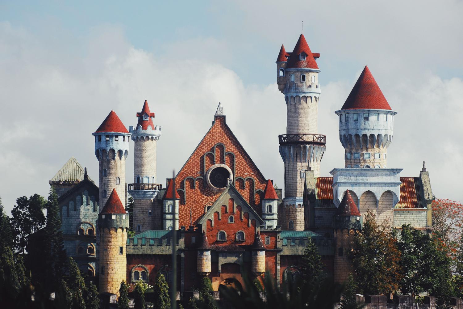Castillo de fantasía majestuoso con torres altas, representando la facción Castle del juego.