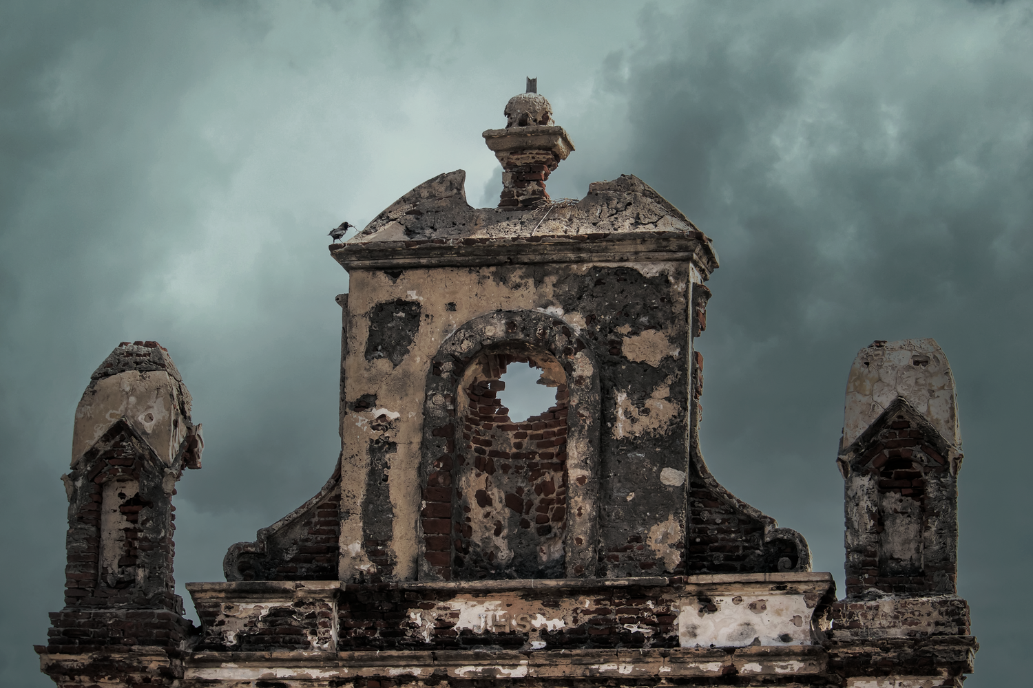 Ruinas góticas bajo un cielo tormentoso, evocando la atmósfera oscura de la facción Necrópolis.