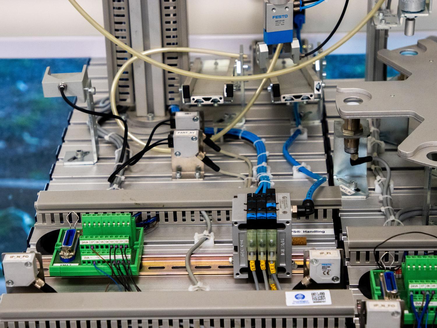 Sensores y cableado electrónico en maquinaria industrial, mostrando la implementación de IA edge en entornos de fabricación.