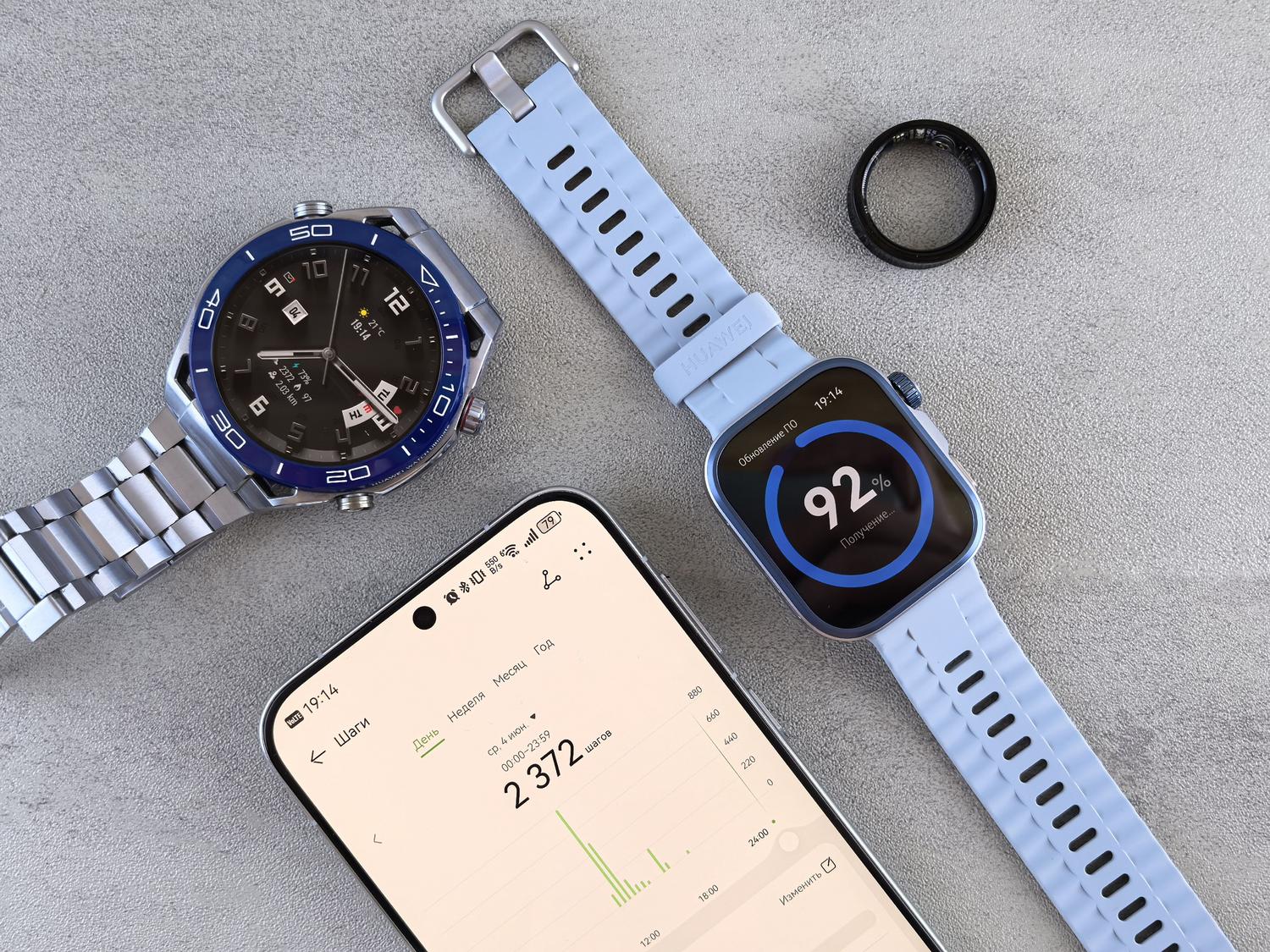 Dispositivos wearables como smartwatches y anillos de seguimiento, ilustrando la IA en el borde para salud y privacidad.