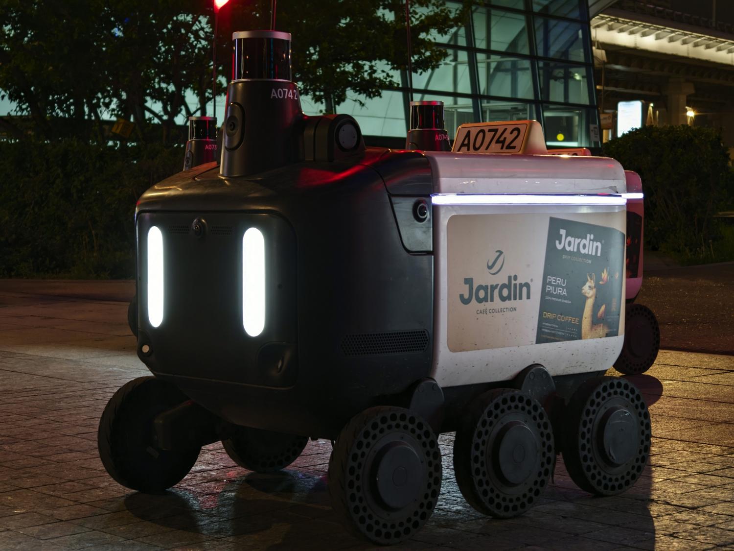 Robot de reparto autónomo navegando por la ciudad, ejemplo de IA edge aplicada a la logística.