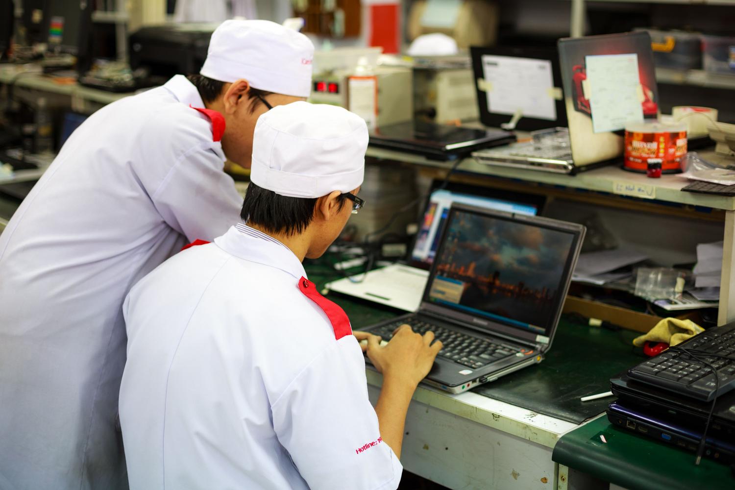 Técnicos trabajando con ordenadores en un entorno de laboratorio tecnológico