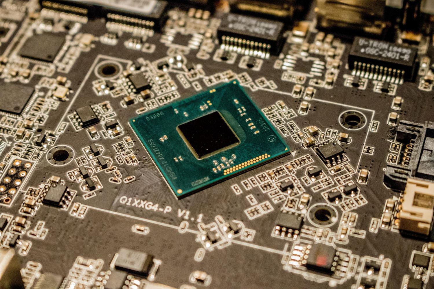 Primer plano detallado de un microchip en una placa de circuito impreso