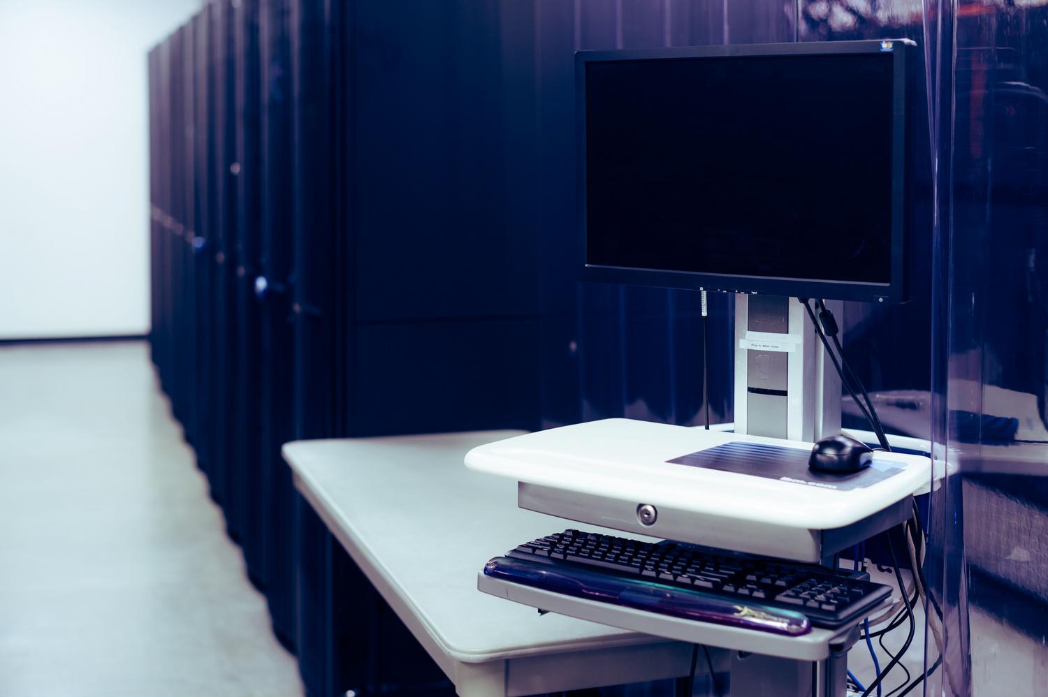 Equipo informático industrial instalado junto a racks de servidores en un centro de datos