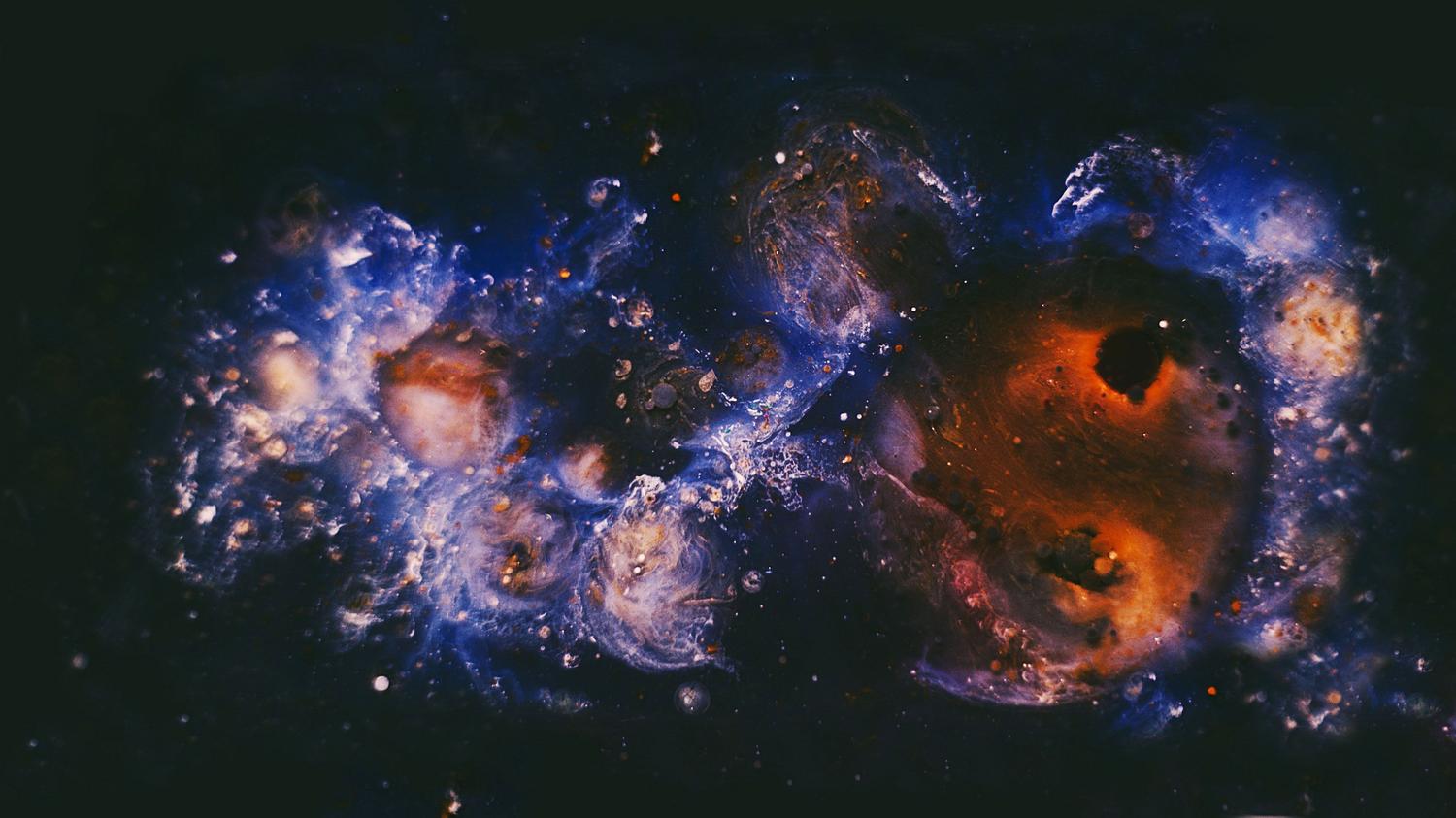Nebulosa cósmica con colores vibrantes, evocando la atmósfera de un MMORPG espacial
