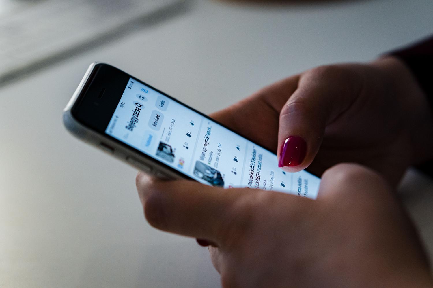 Persona navegando por el contenido de un smartphone, ejemplificando la fluidez del scroll en pantallas de muchos hercios.