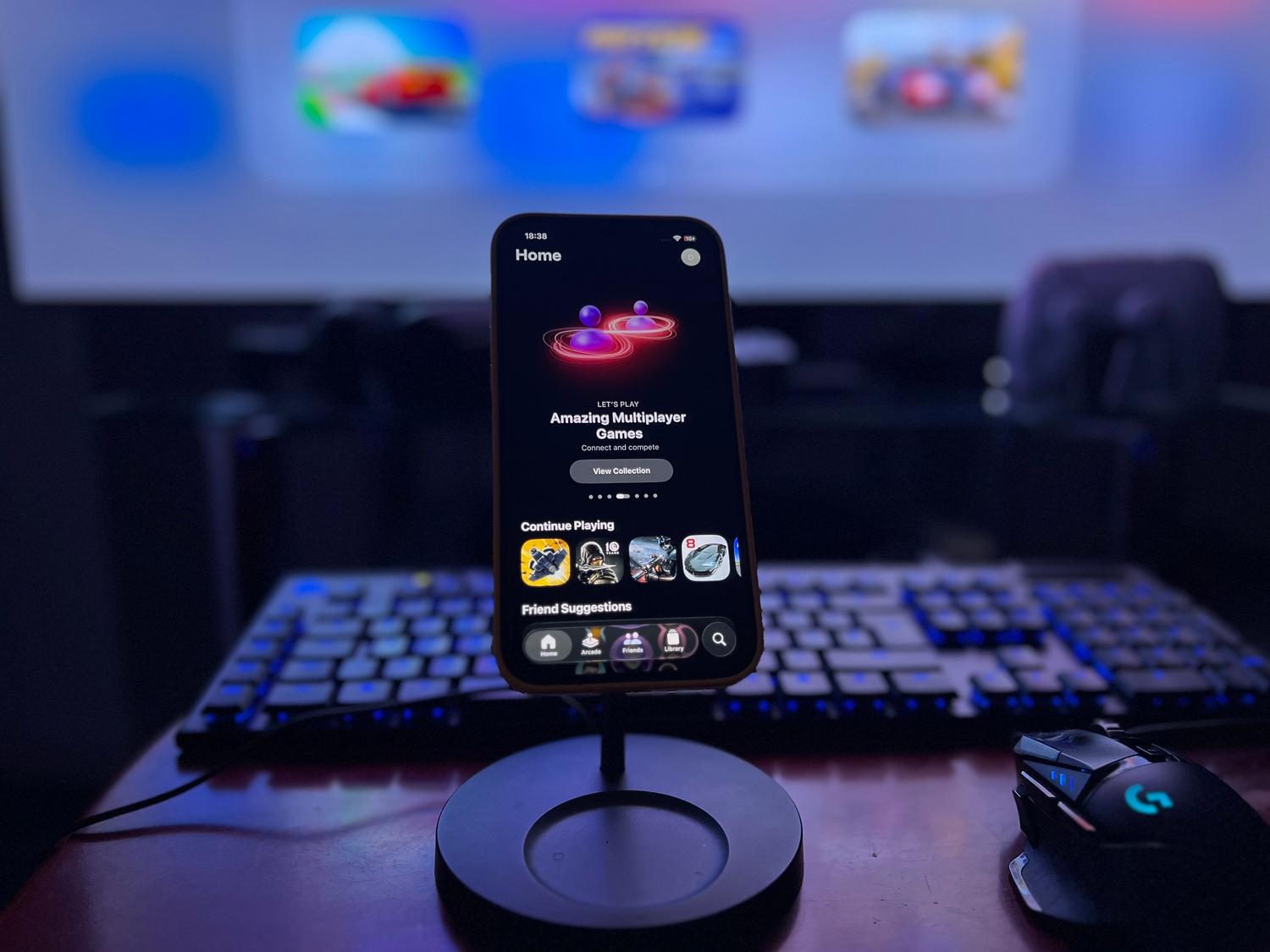 Configuración de gaming moderna con un smartphone en soporte, destacando la calidad visual de los paneles de alta frecuencia.
