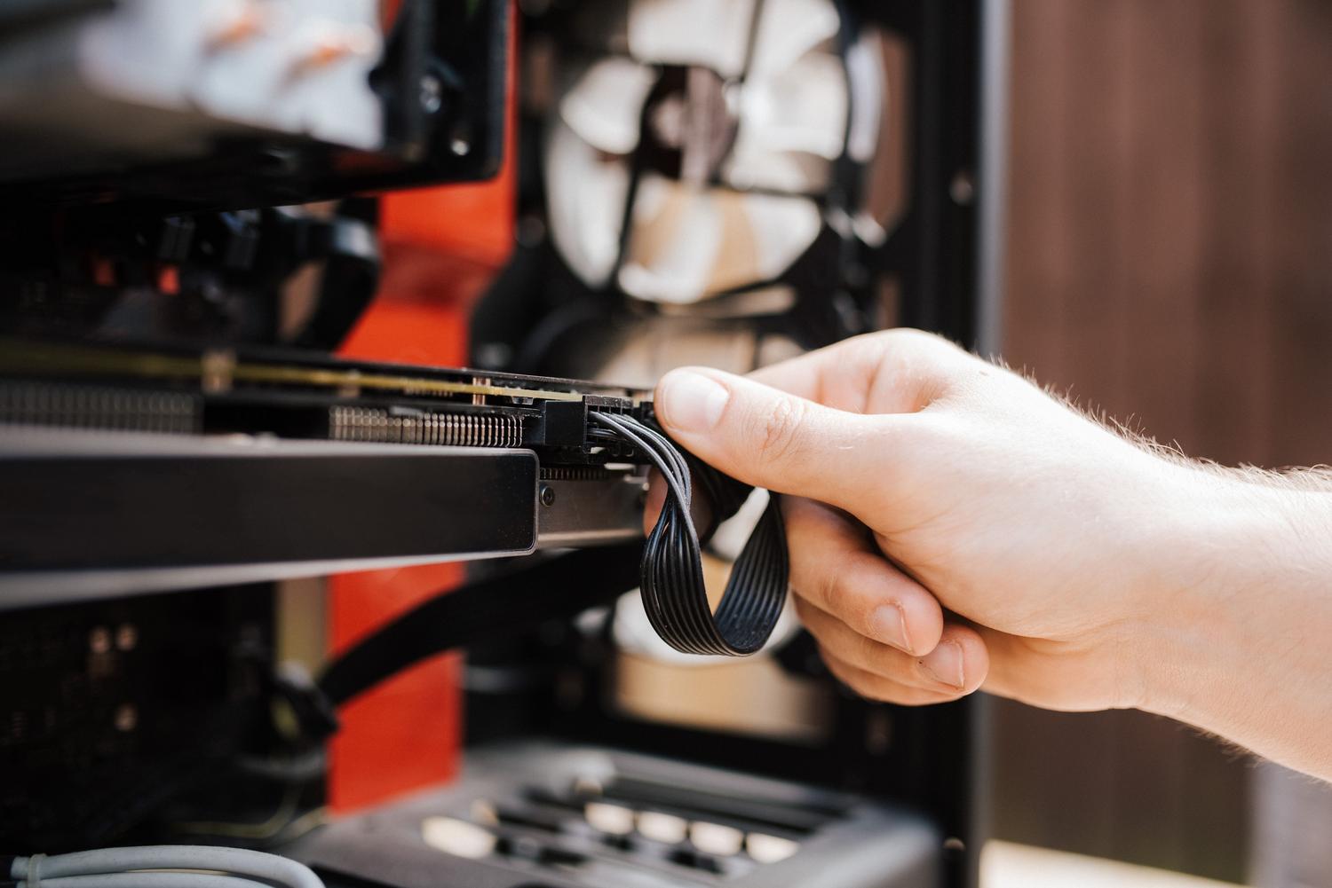 Técnico revisando conexiones internas de una computadora para diagnosticar fallos de hardware.