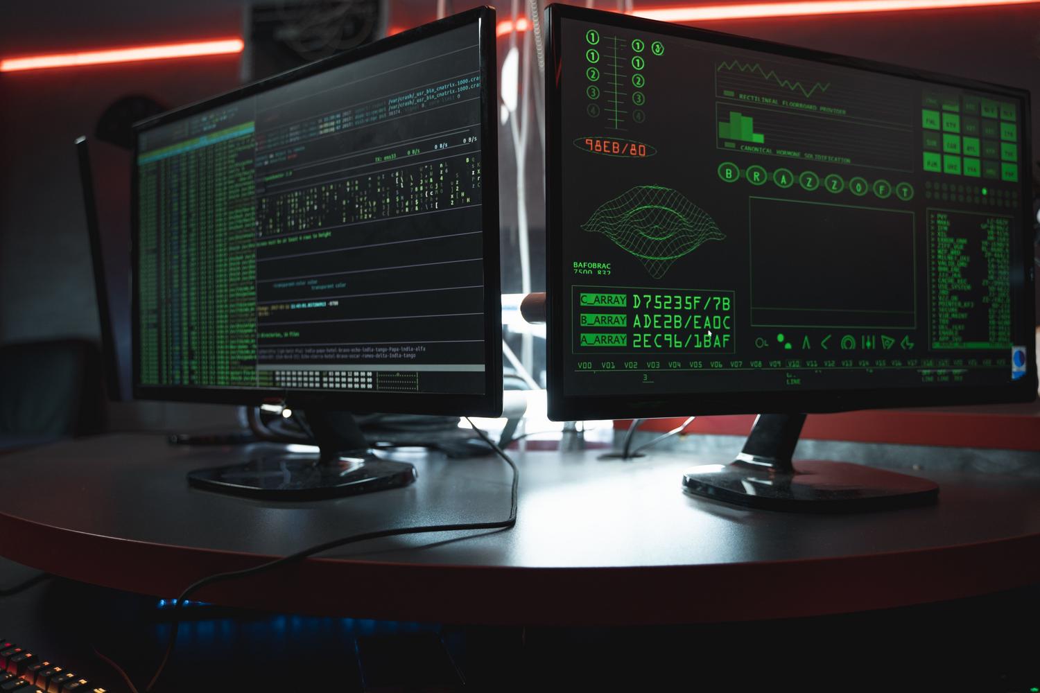 Visualización de datos forenses digitales con código hexadecimal y telemetría en monitores profesionales.