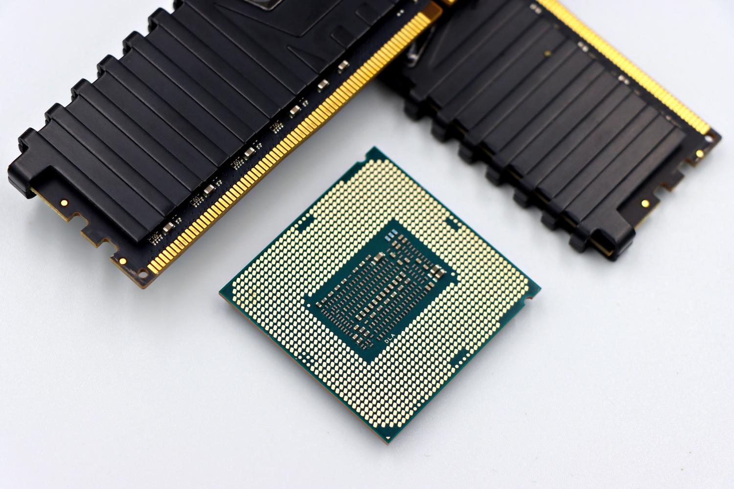 Conjunto de CPU y módulos de memoria RAM sobre fondo blanco, mostrando los componentes clave del hardware