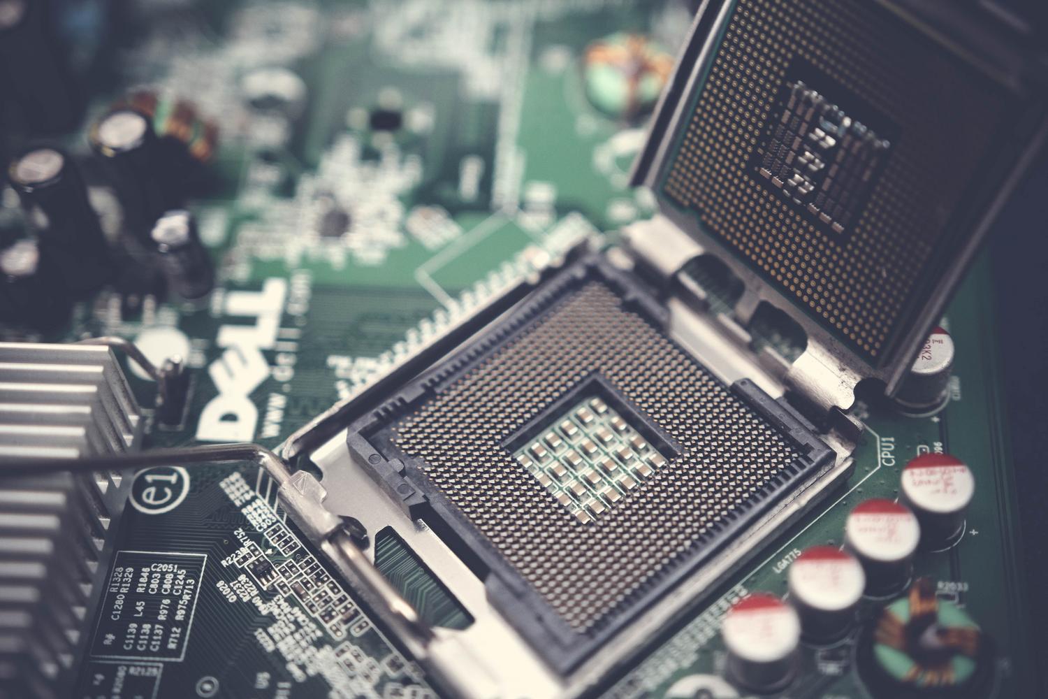 Zócalo de CPU abierto en una placa base, mostrando el punto de conexión crítico del procesador.