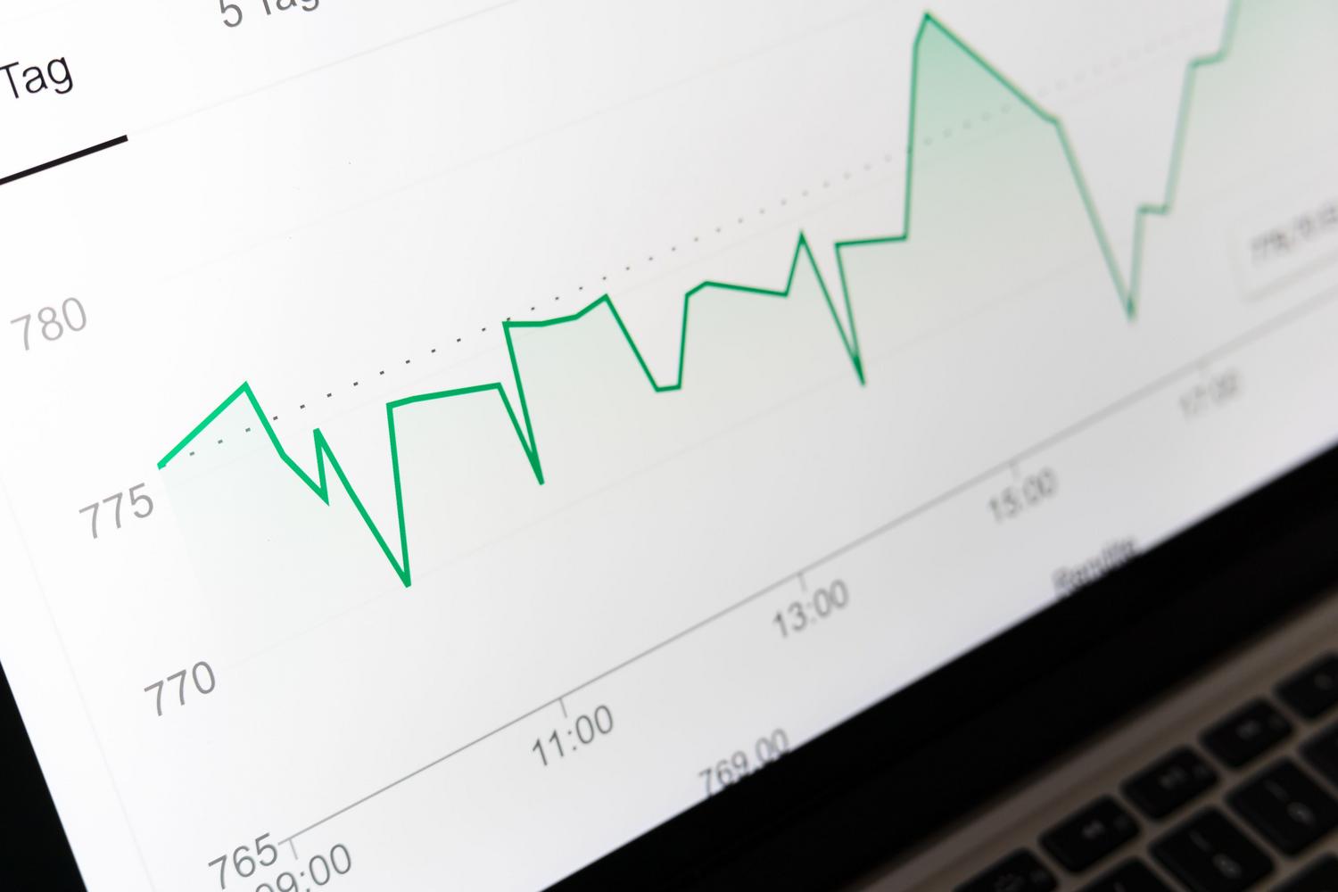 Primer plano de un gráfico de líneas en la pantalla de un portátil, representando la visibilidad financiera y el seguimiento de costes en tiempo real.