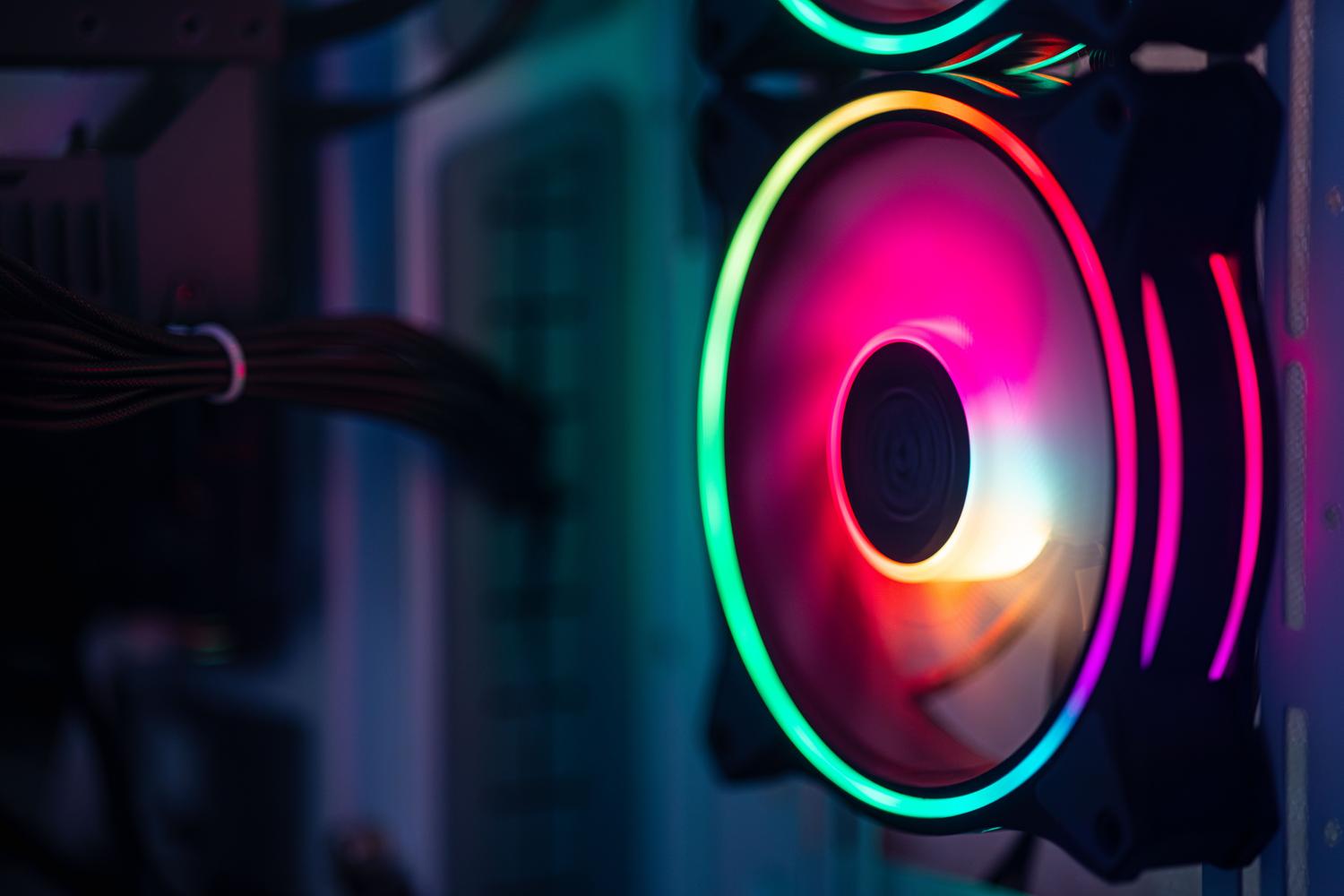 Detalle de un ventilador RGB de alta gama en el interior de un ordenador gaming.