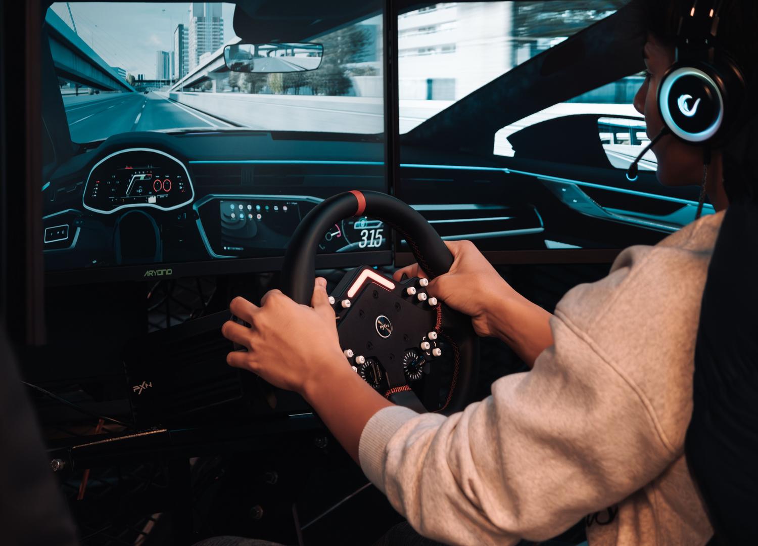 Simulador de conducción con volante y pedales para una experiencia de juego inmersiva.