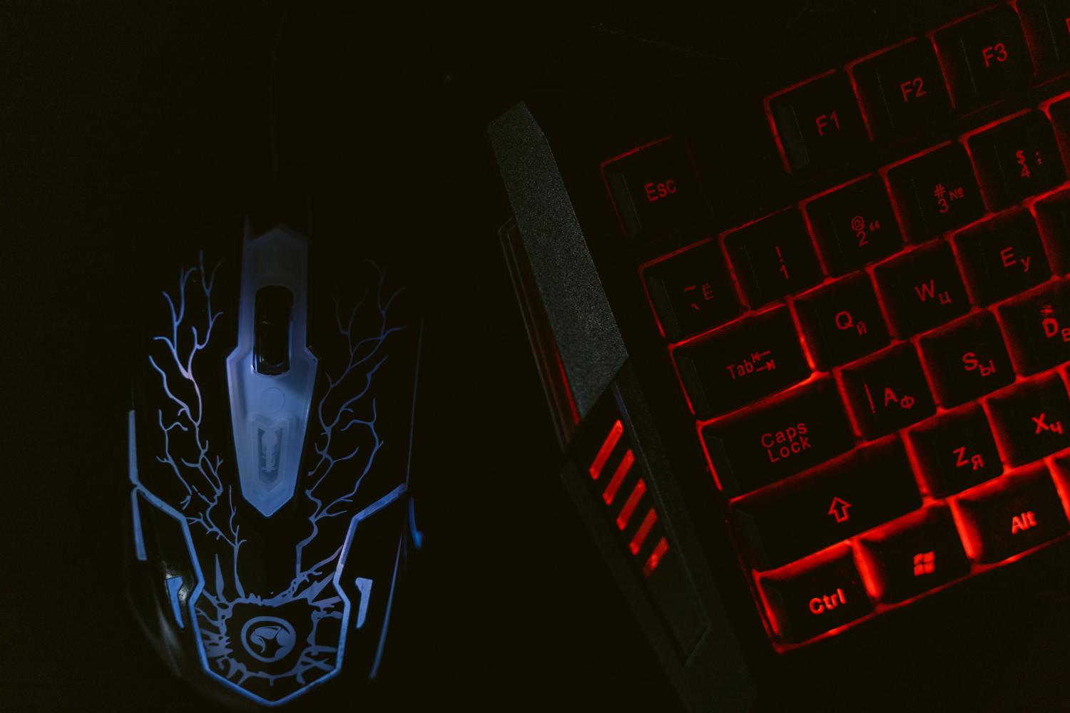 Teclado mecánico retroiluminado y ratón gaming, el combo estándar para juegos de PC.
