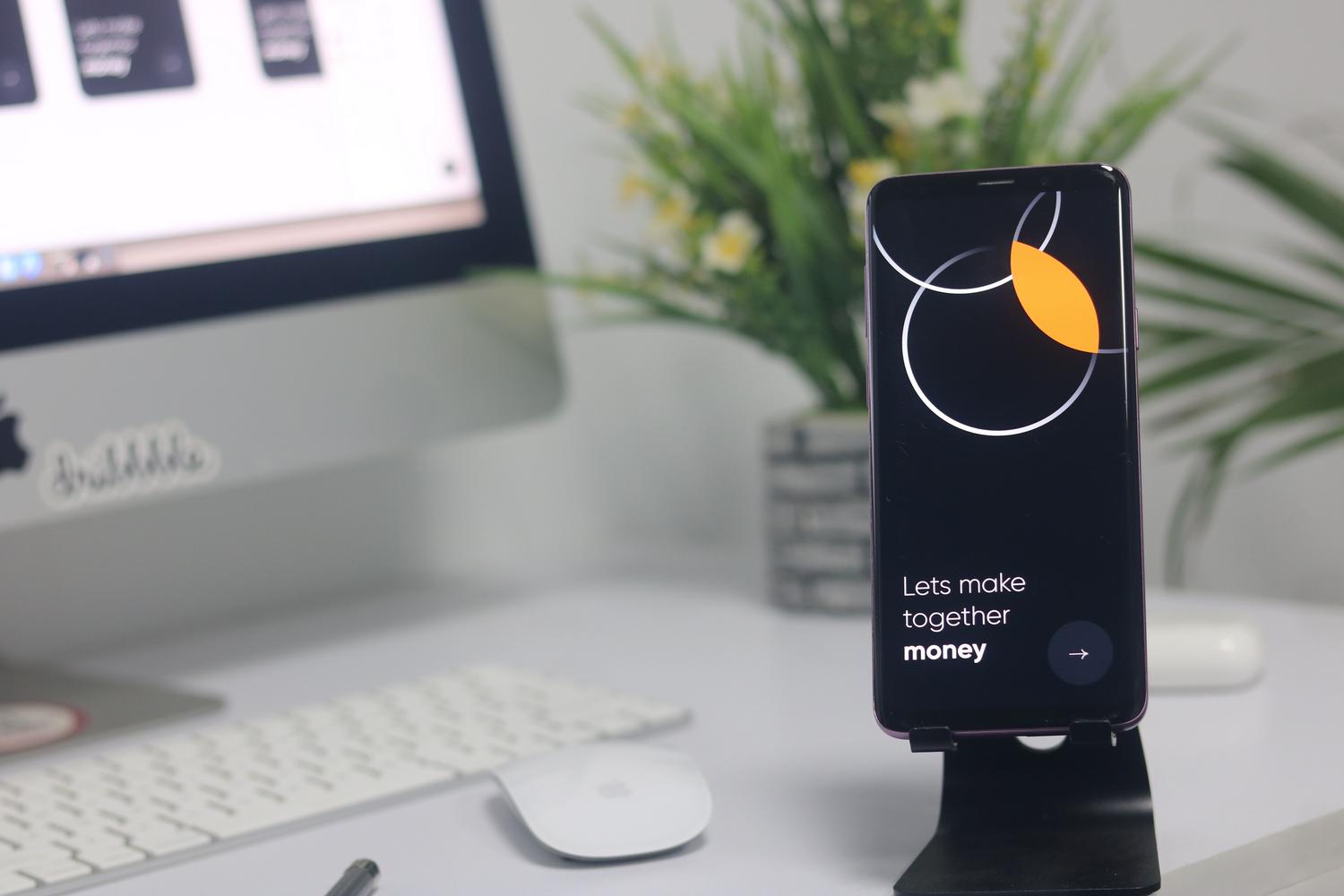 Espacio de trabajo moderno con un smartphone junto a un ordenador, representando la extensión del escritorio o uso como monitor secundario.