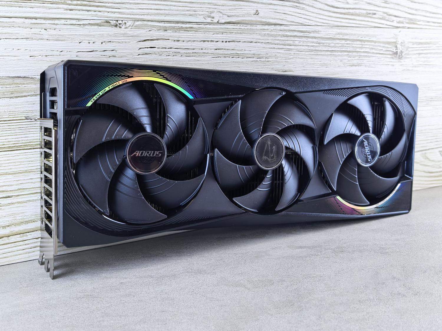 Tarjeta gráfica de gama alta Gigabyte AORUS con iluminación RGB y triple ventilador, ideal para gaming en 4K y Ray Tracing.