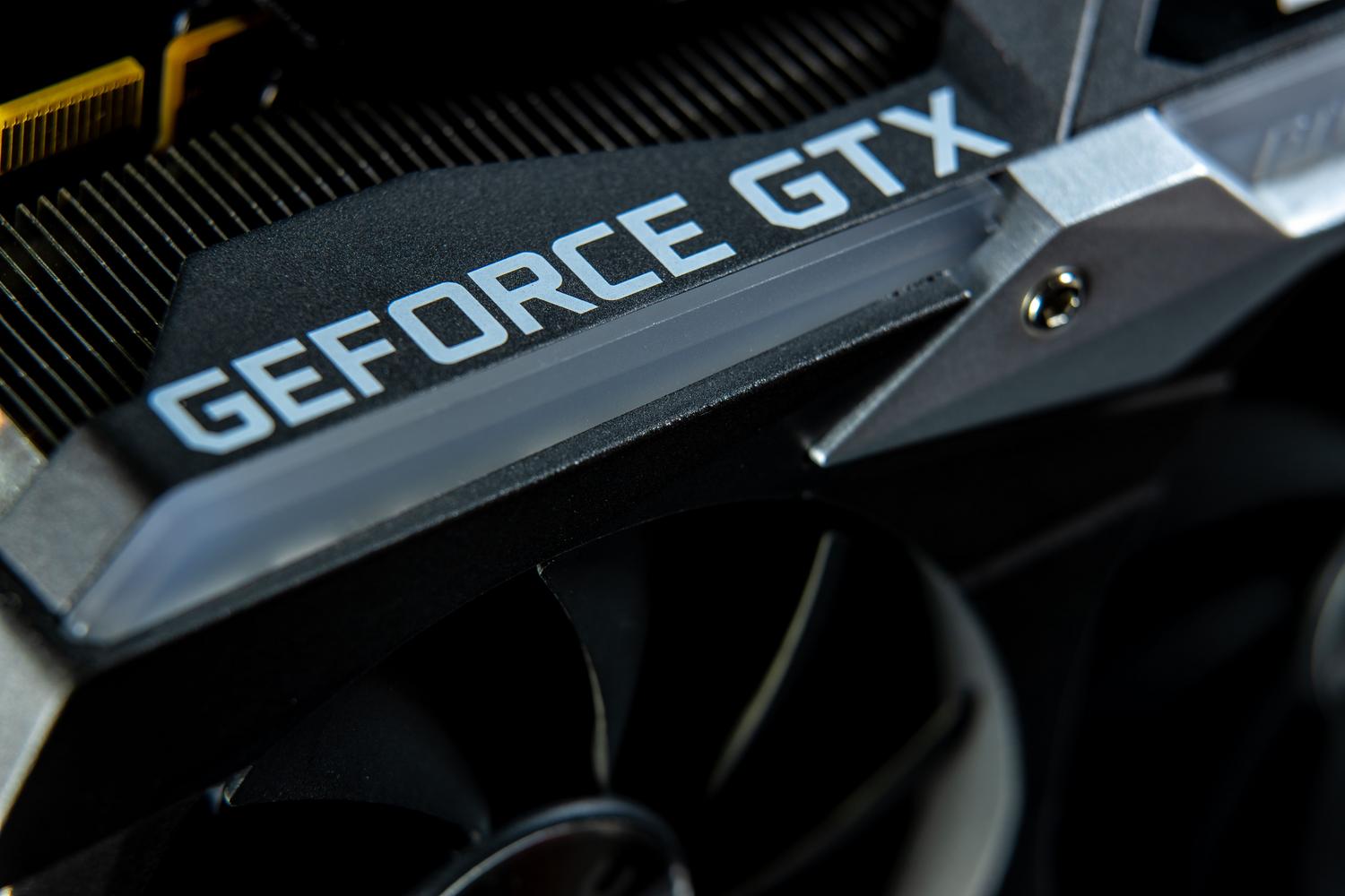 Primer plano detallado de una tarjeta gráfica NVIDIA GeForce GTX, resaltando el diseño del hardware y la marca.