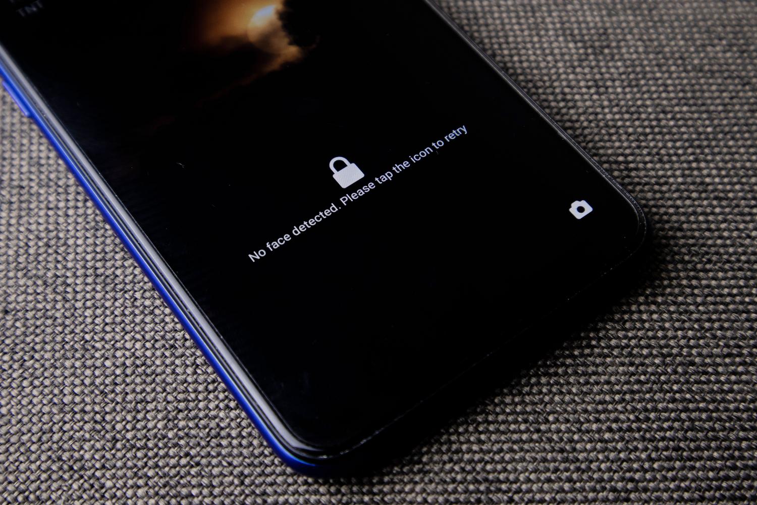 Pantalla de smartphone con mensaje de error 'No face detected', ilustrando fallos en el reconocimiento facial.