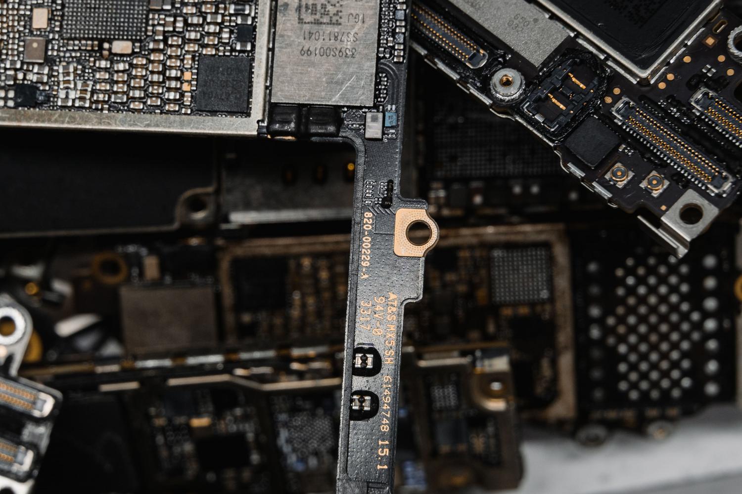 Detalle de componentes electrónicos y placas base internas de un dispositivo móvil.