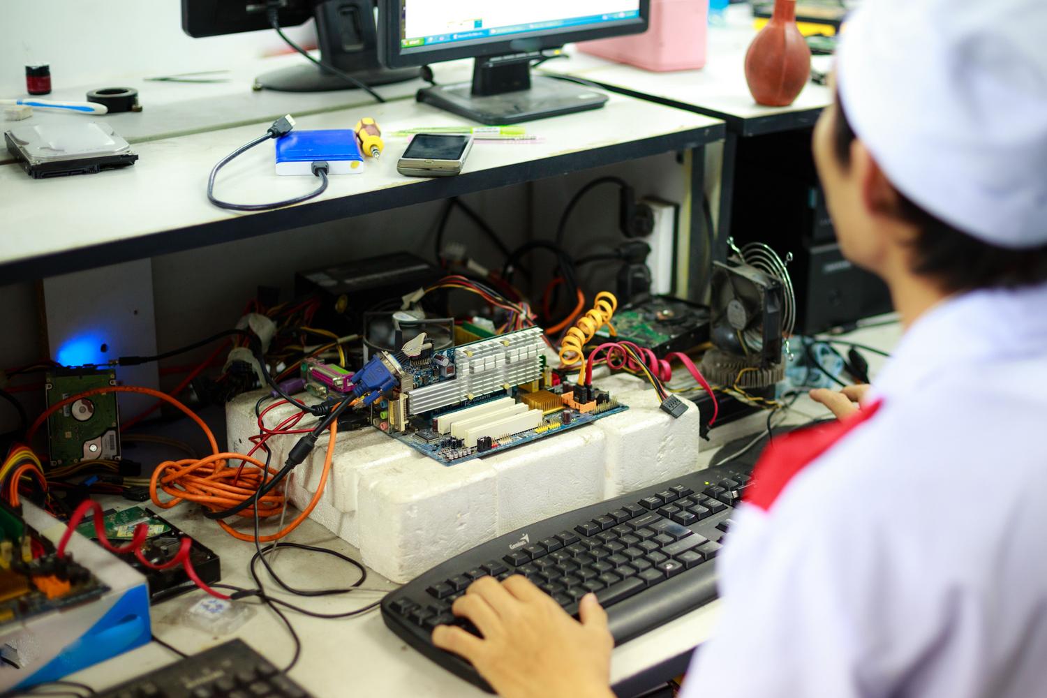 Técnico especializado trabajando en el hardware de una estación de trabajo en un laboratorio.