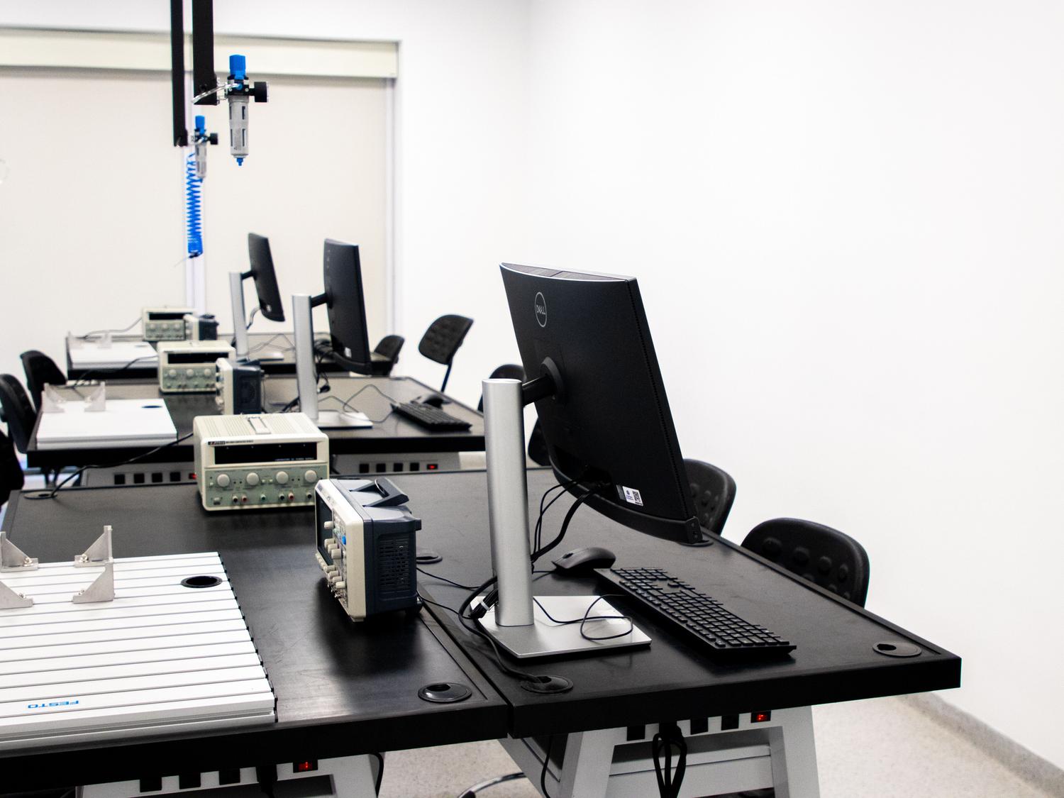 Laboratorio de electrónica equipado con estaciones de trabajo y equipos de medición profesional.