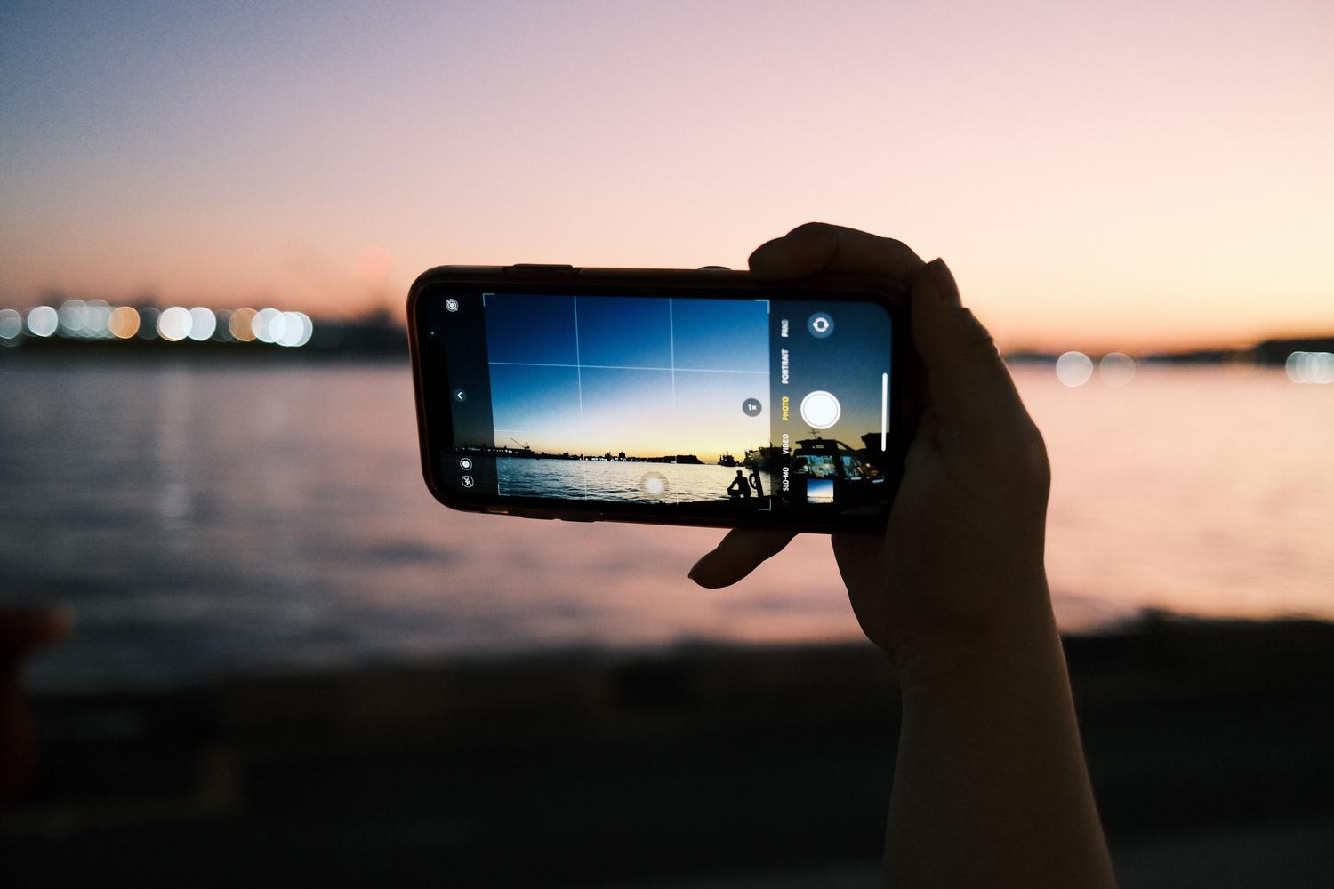 Captura de un atardecer utilizando la cuadrícula de composición de un smartphone.