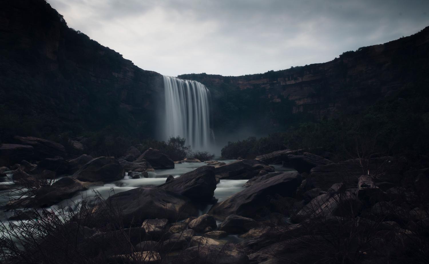 Efecto de larga exposición en una cascada, resultado típico de procesar una Live Photo de iPhone.