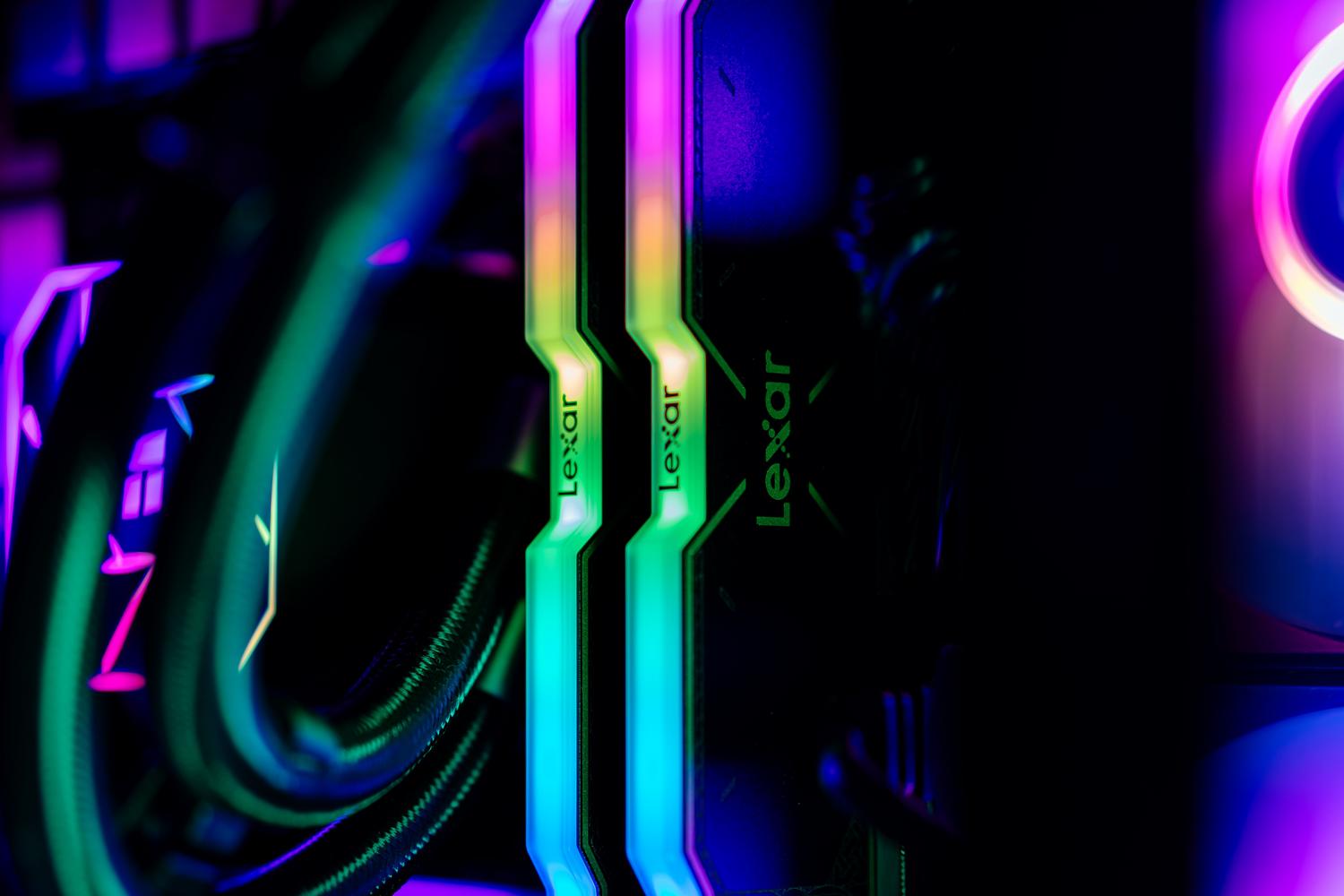 Primer plano de memorias RAM con iluminación RGB instaladas en una placa base de gama alta