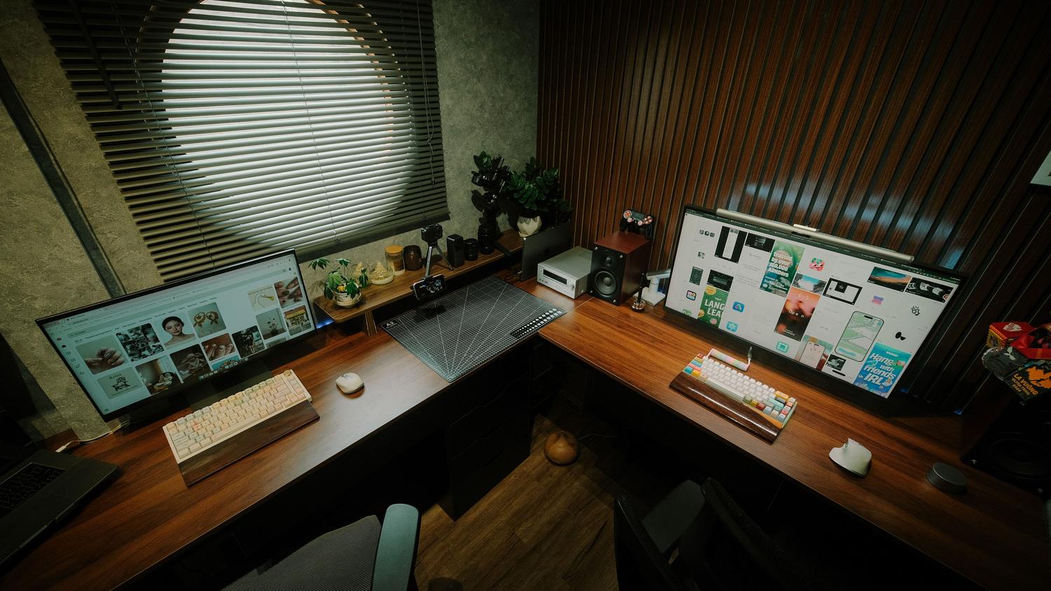 Configuración de oficina en casa con doble monitor y escritorio ergonómico para máxima productividad.