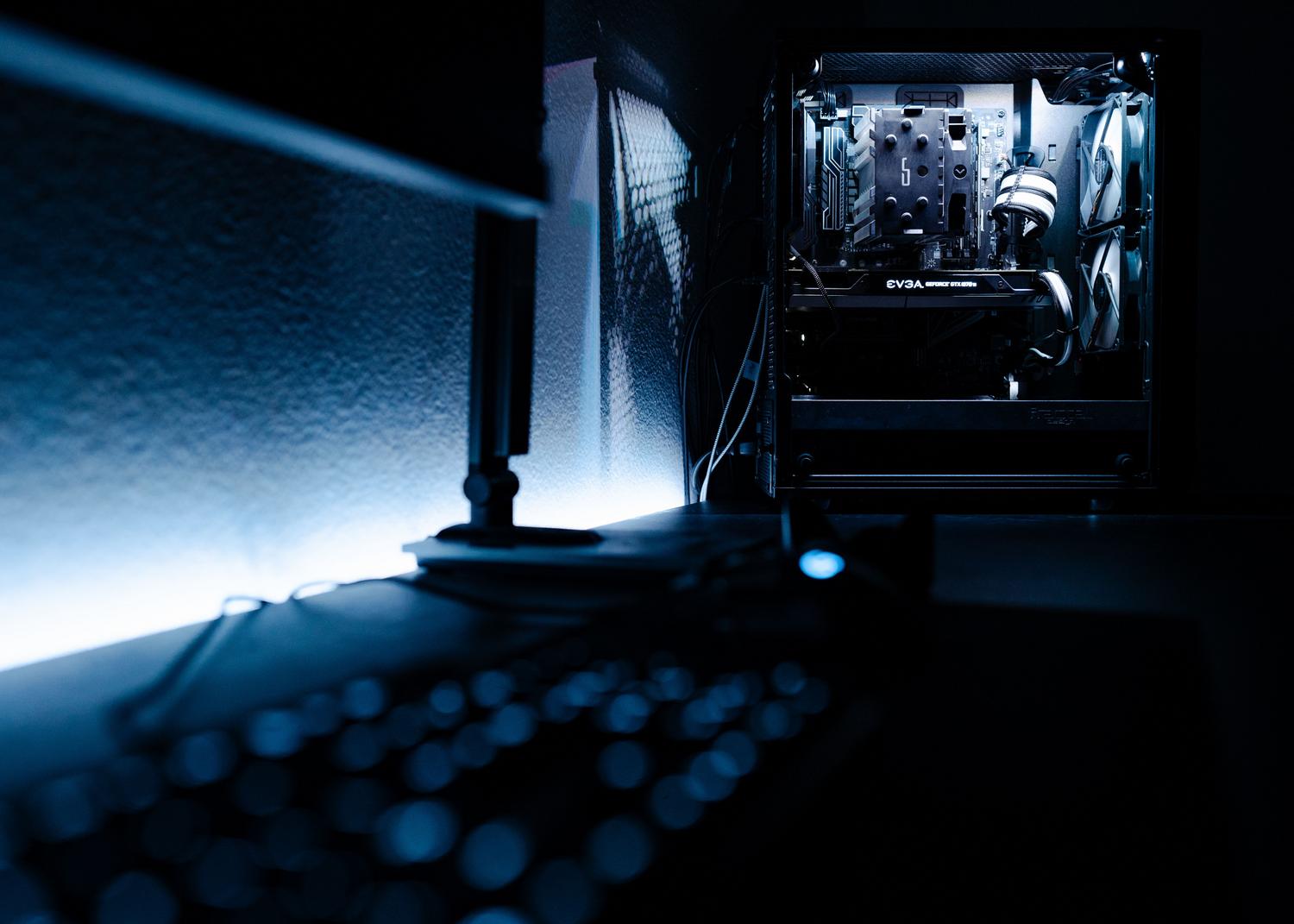 Setup de PC de alta gama en ambiente oscuro con iluminación azul, evocando la idea de un servidor doméstico privado y potente.