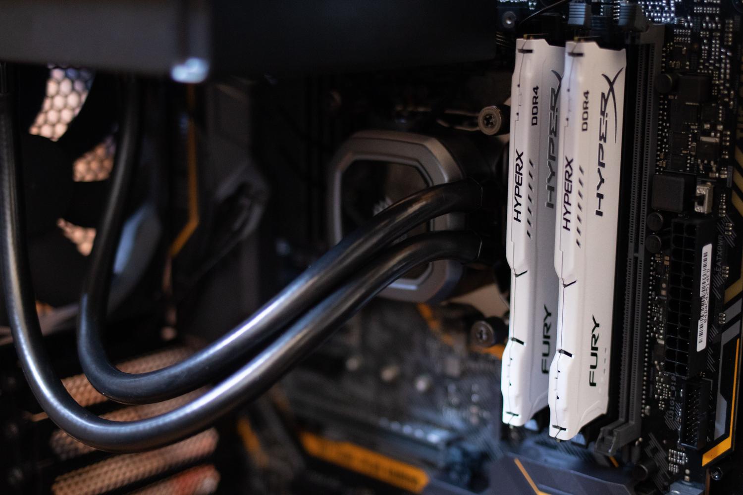 Primer plano de módulos de memoria RAM HyperX Fury, ilustrando la importancia de la memoria RAM para el funcionamiento de los LLMs.