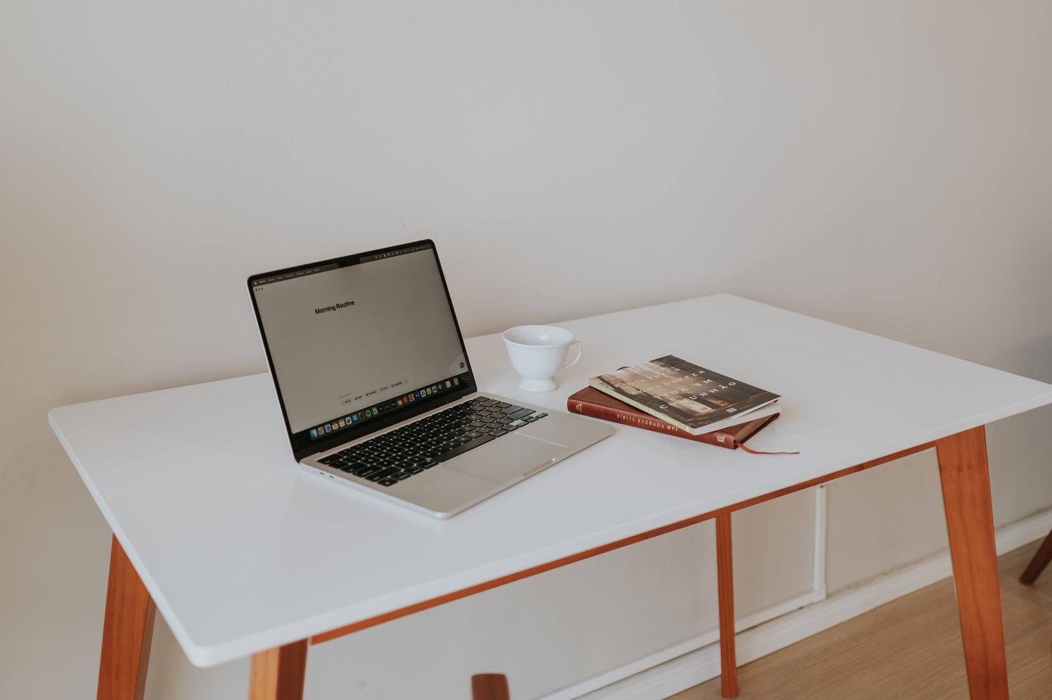 Espacio de trabajo minimalista con un portátil moderno, representando la accesibilidad de montar una IA local en equipos actuales.