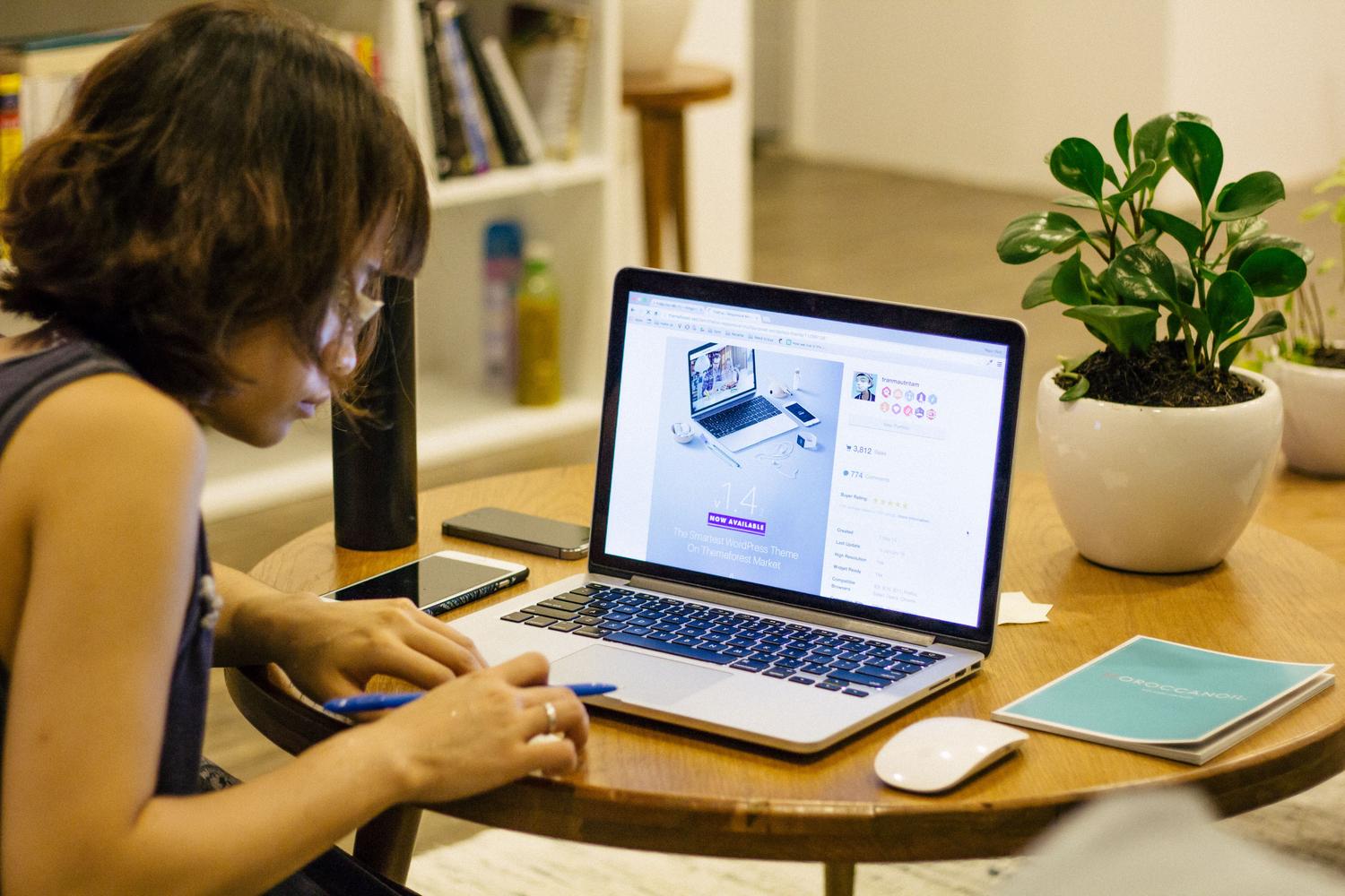 Persona trabajando concentrada con un portátil en su hogar, simbolizando la privacidad y el control de datos al usar IA local.