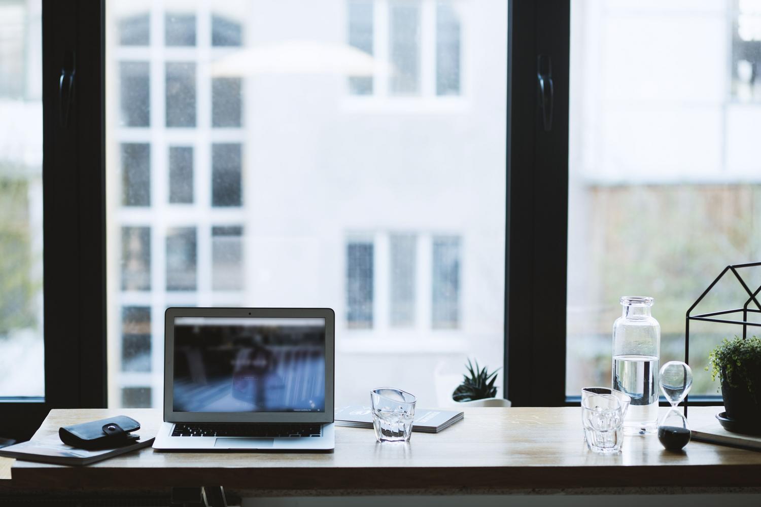 Espacio de trabajo moderno y minimalista con un portátil, simbolizando la productividad y agilidad del sistema Windows 11