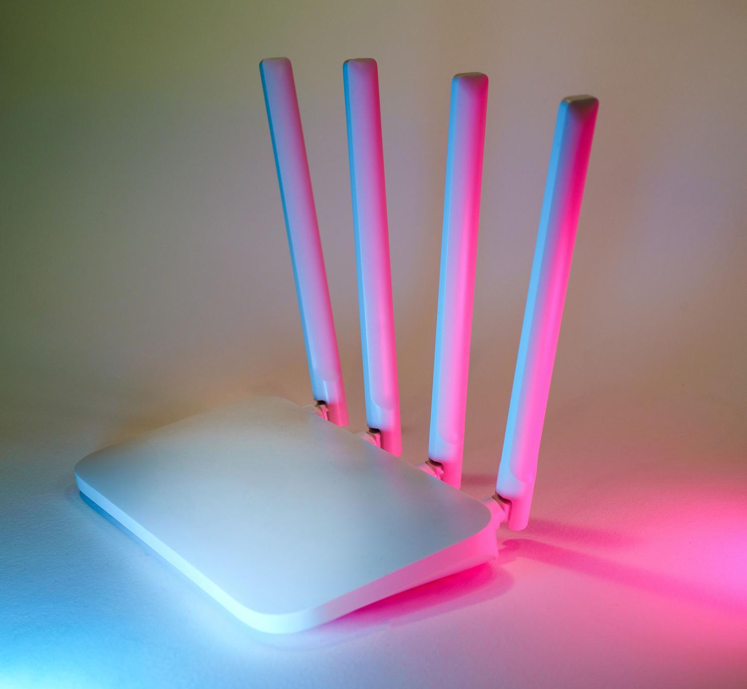 Router inalámbrico moderno con luces neón, representando la tecnología Wi-Fi 7 y conectividad de alta velocidad en Windows 11