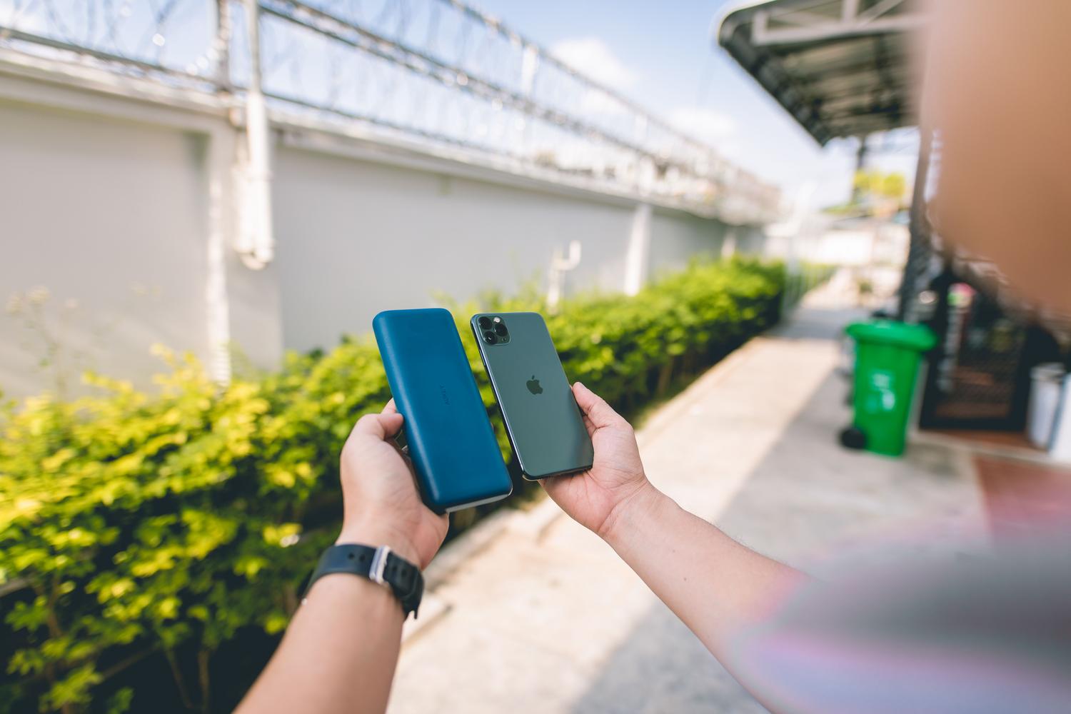 iPhone y batería externa, accesorios recomendados para extender la autonomía del dispositivo durante el día.