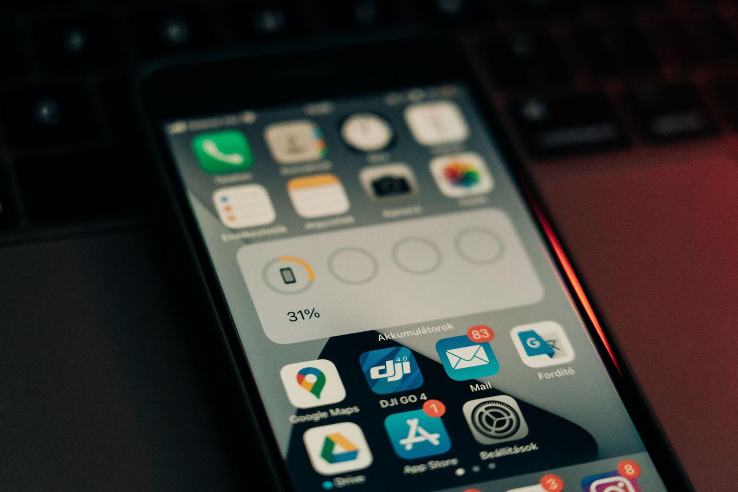 Primer plano de la pantalla de un iPhone mostrando el porcentaje de batería, ideal para ilustrar la gestión del consumo energético.