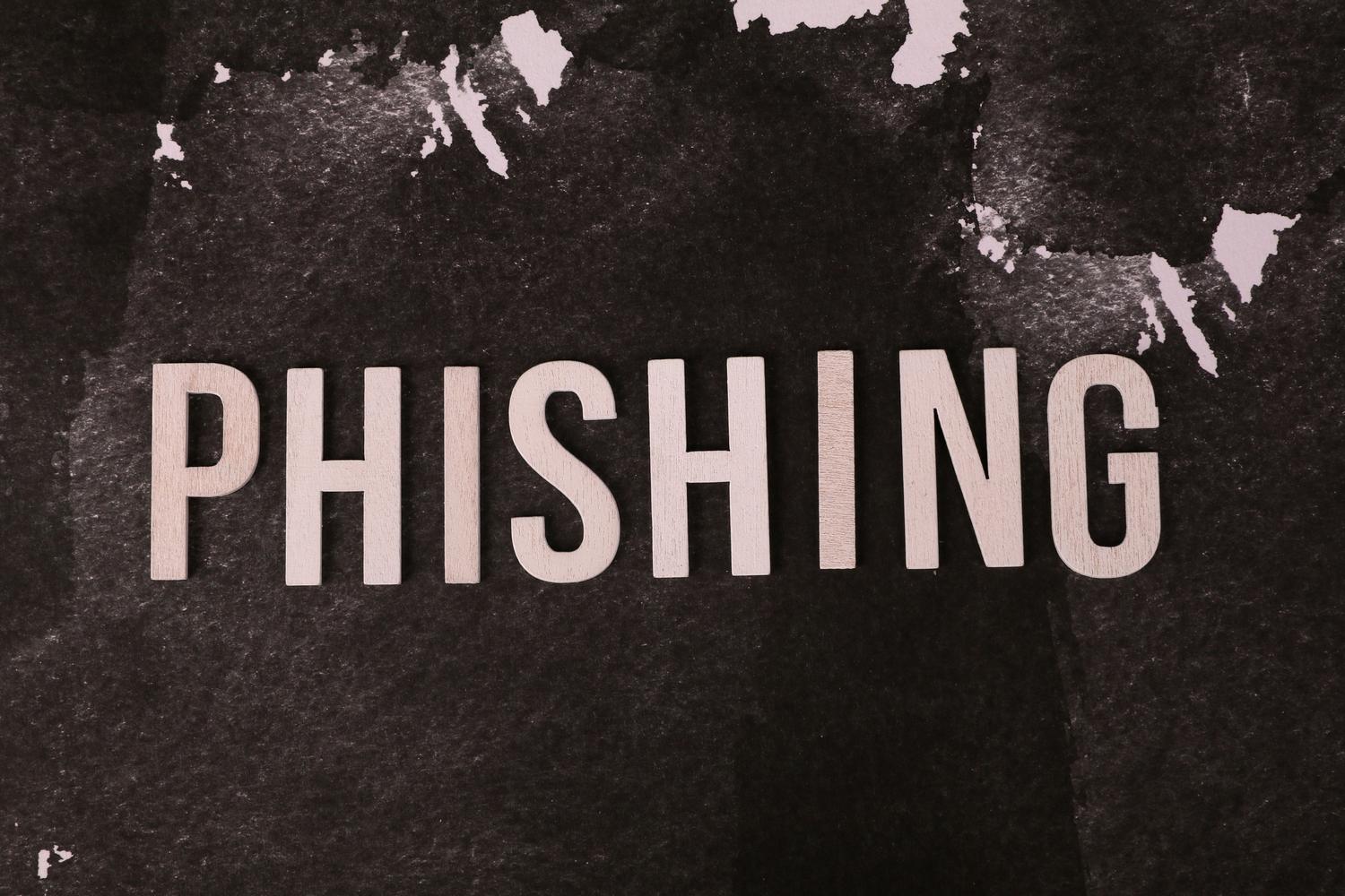 Imagen abstracta con la palabra 'PHISHING' sobre un fondo oscuro y texturizado, ideal para identificar la temática de seguridad digital.