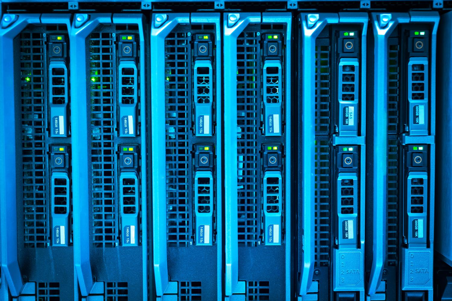 Sistemas de servidores en rack optimizados para el procesamiento de datos en el borde de la red (Edge Computing).