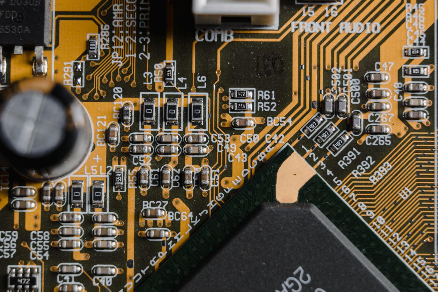 Primer plano detallado de los componentes electrónicos y circuitos de una placa base de alto rendimiento.