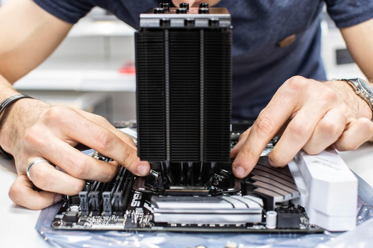 Componentes de hardware y placa base para el montaje de un PC gaming moderno y DIY.