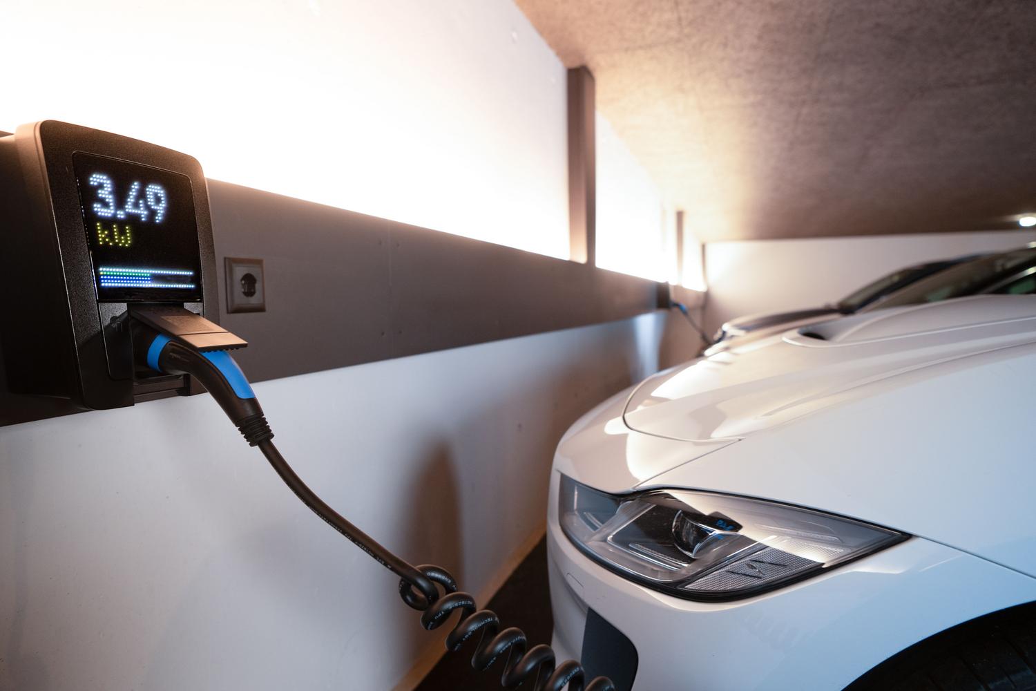 Vehículo eléctrico en proceso de carga, situación donde el abuso eléctrico puede derivar en una fuga térmica.