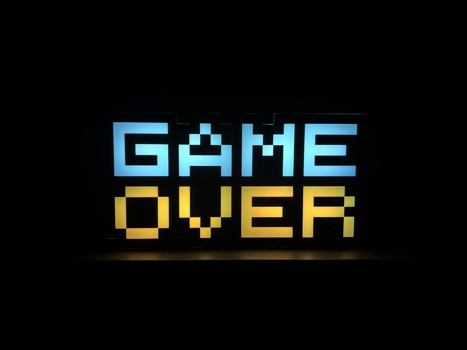 Letrero de neón estilo pixel art con el texto 'Game Over', representando el retorno moderno a la estética retro.