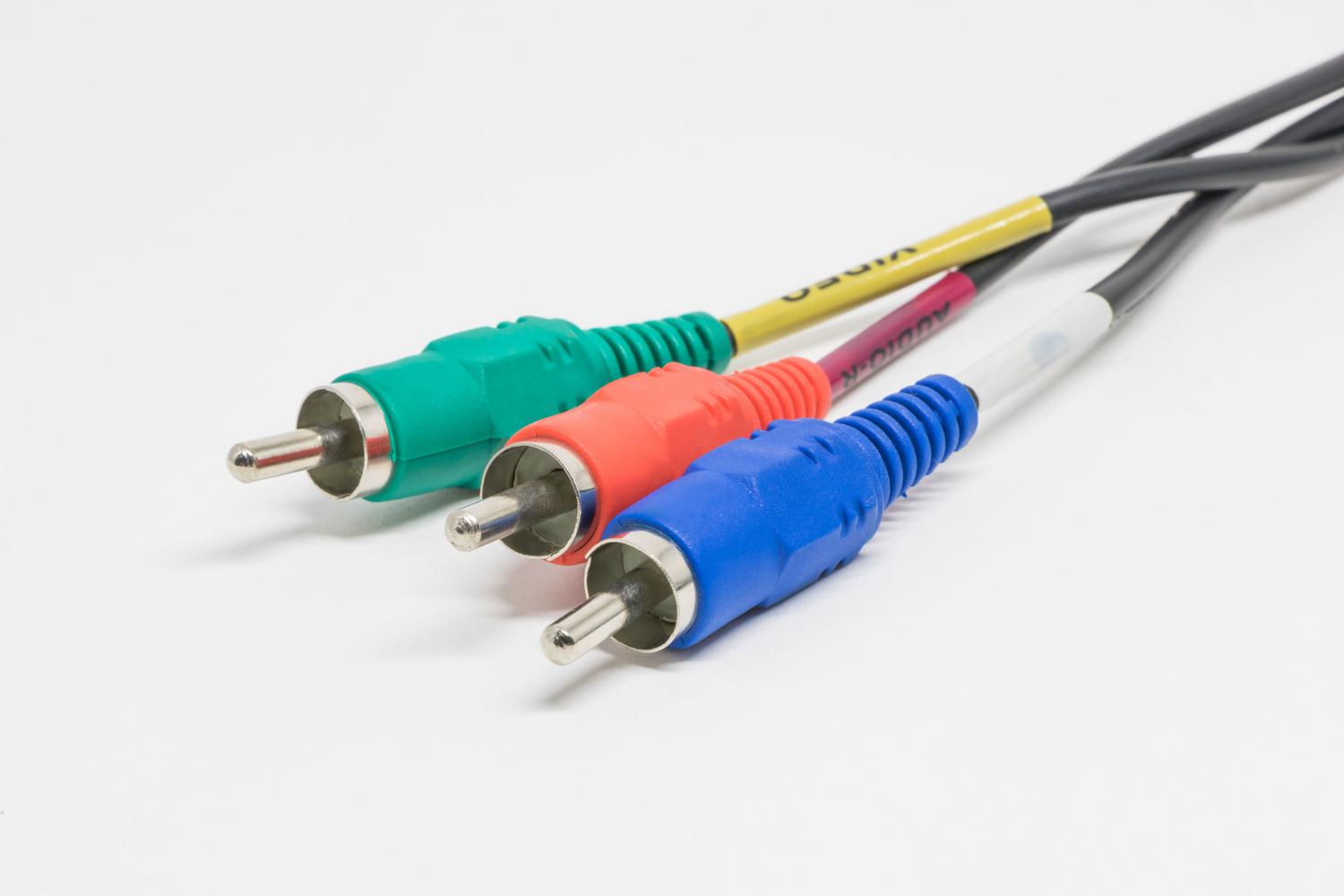Conectores RCA de colores utilizados para la conexión de audio entre el receptor y los subwoofers activos.