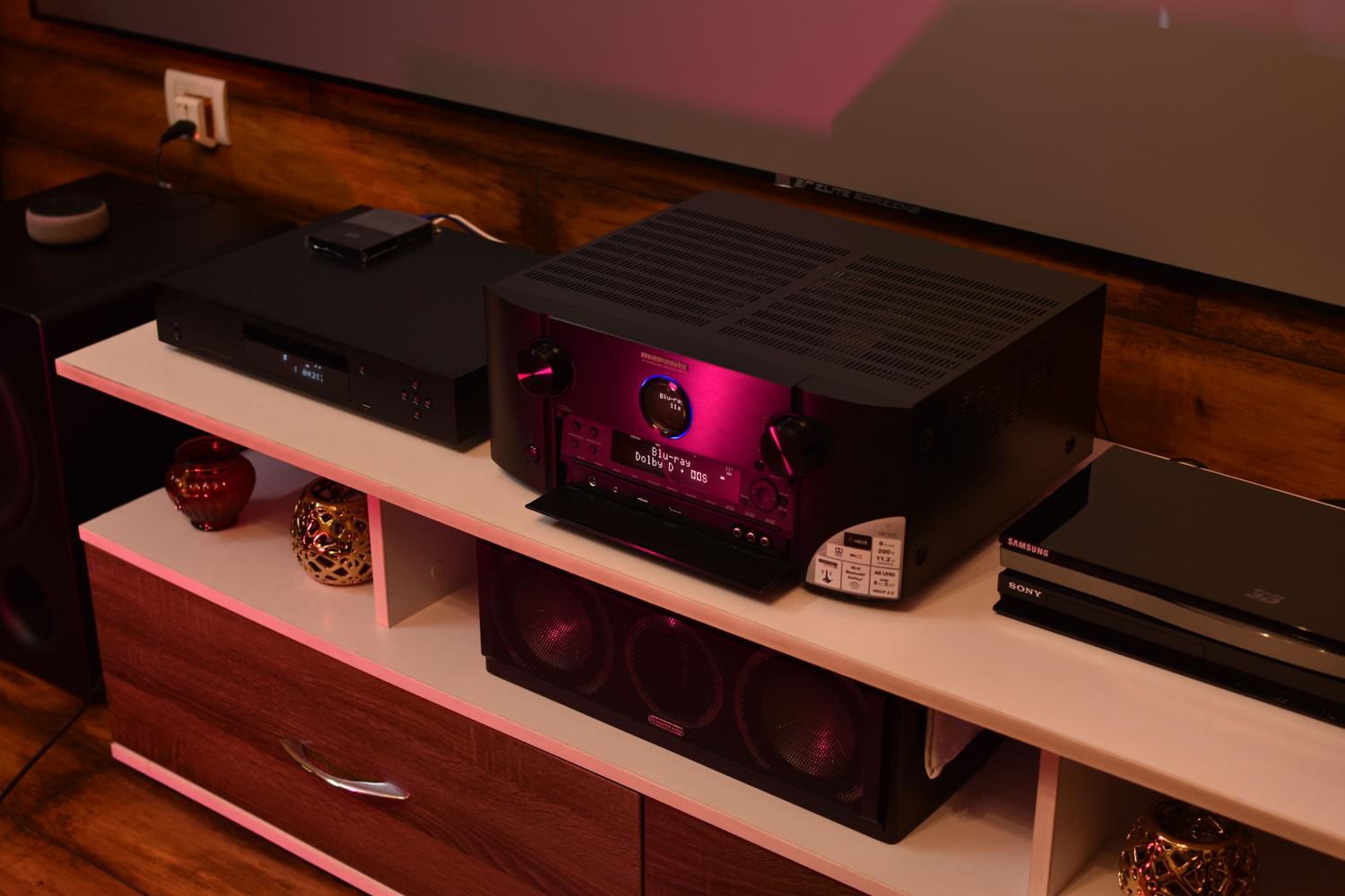 Configuración de audio con un receptor AV de 9.2 canales, ideal para gestionar múltiples subwoofers independientes.