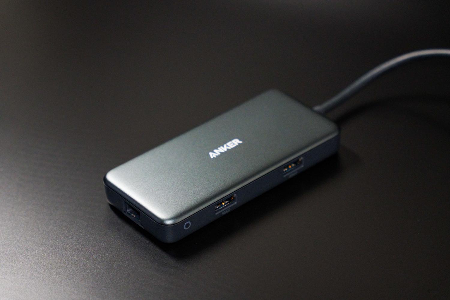 Hub USB-C plateado sobre una superficie oscura, ejemplificando la diferencia entre el formato del conector y las capacidades tecnológicas.