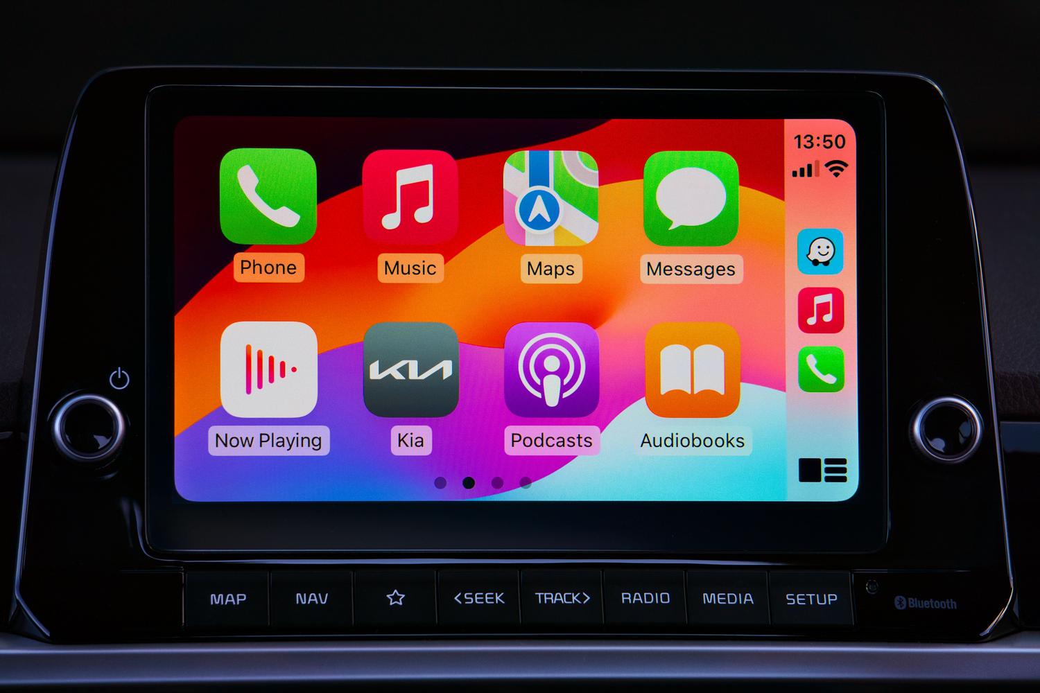 Pantalla de Apple CarPlay mostrando el menú de aplicaciones en el salpicadero de un coche