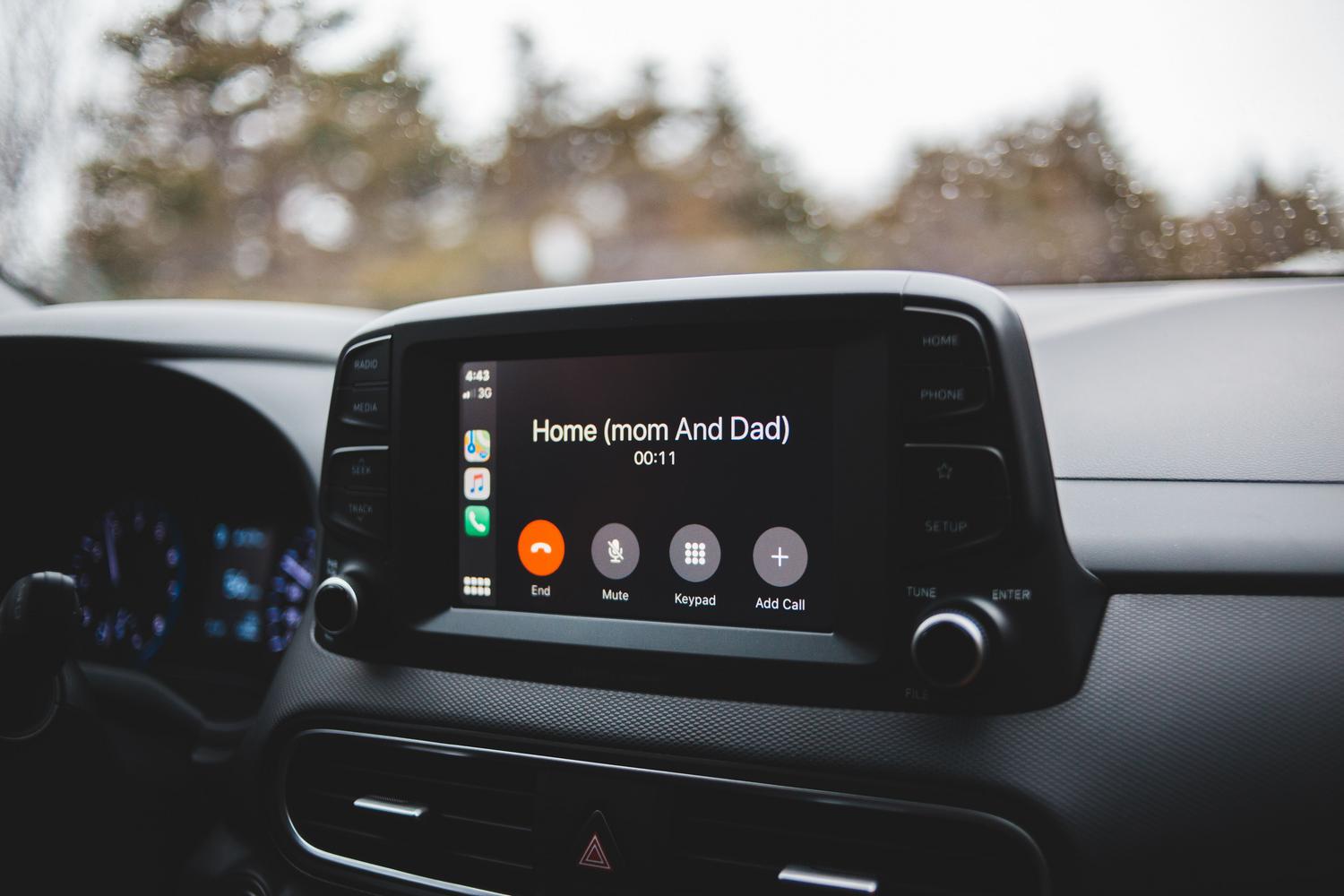 Llamada telefónica hands-free a través de Apple CarPlay en la pantalla del vehículo